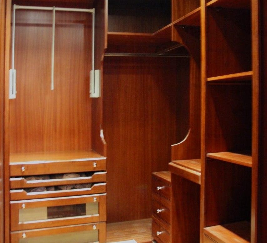 Walk-in dressing room in wood